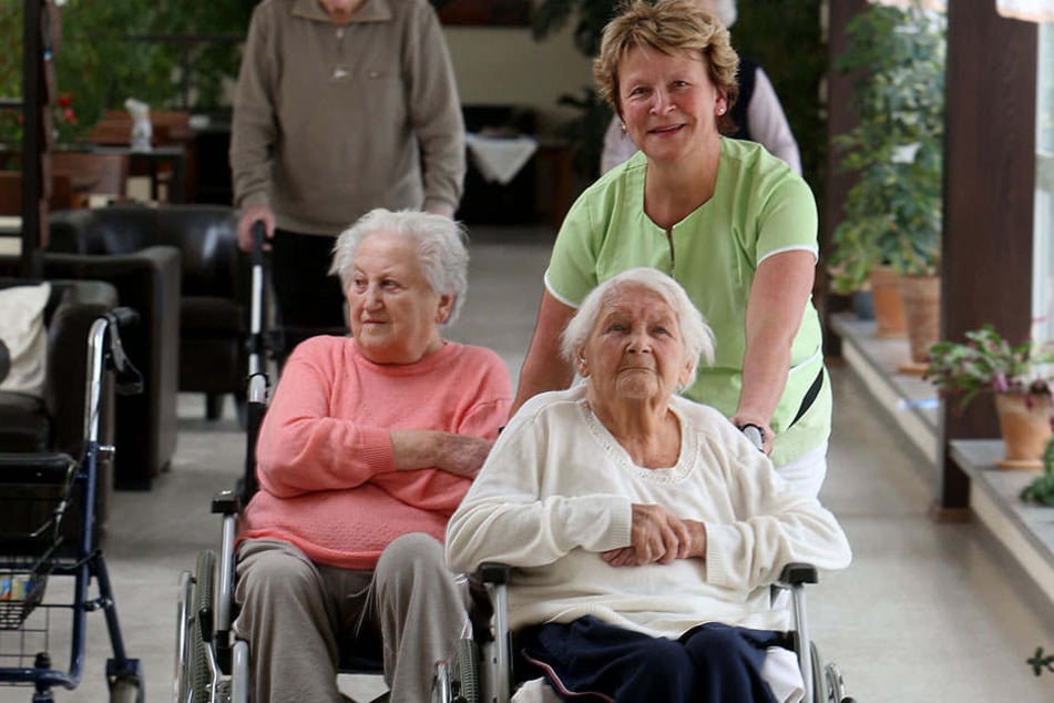 Schwester Ramona Riedel (57) zieht und schiebt Ilse Thees (87) und Marianne Herzig (88, vorn) gleichzeitig, um Zeit zu sparen.