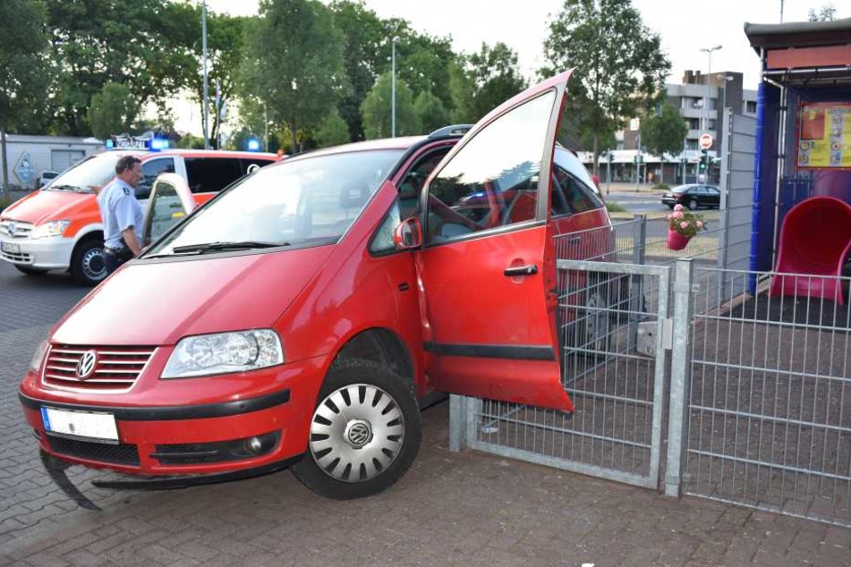 Der Volkswagen Sharan blieb an einem Zaun stehen.
