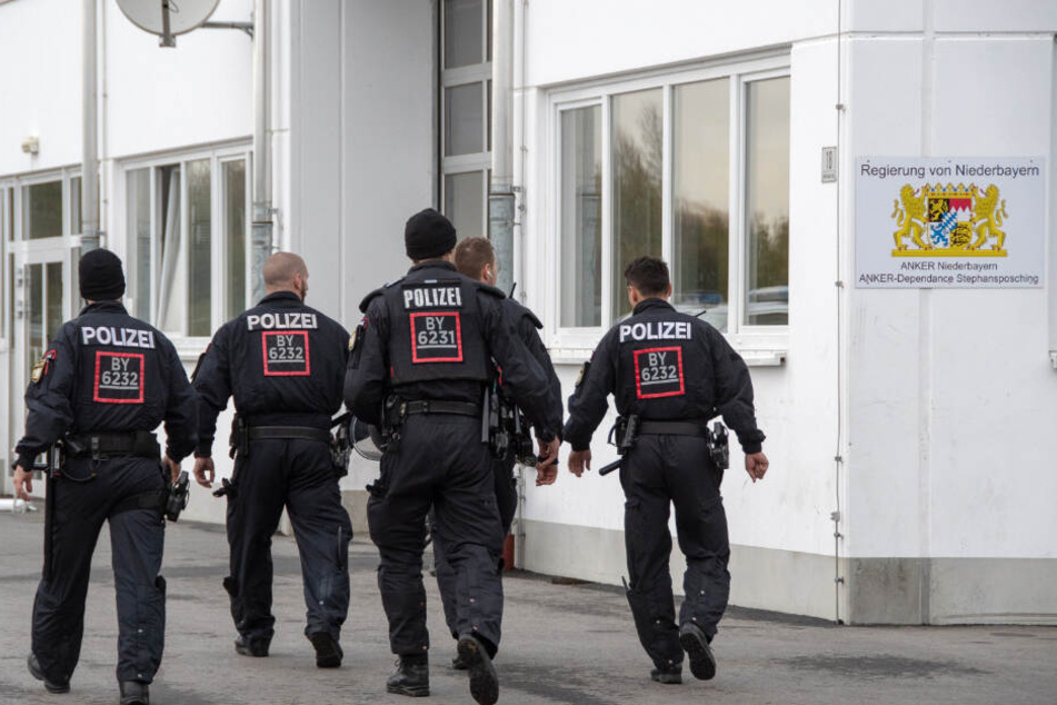 Polizisten gehen auf dem Gelände der Außenstelle Stephansposching des Ankerzentrums Deggendorf. Bereits Ende Oktober sorgte die Asylunterkunft für Negativ-Schlagzeilen.