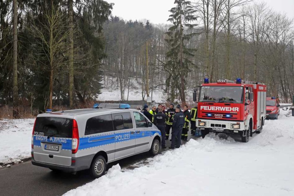 Feuerwehr und Polizei sind an der Zwickauer Mulde vor Ort.