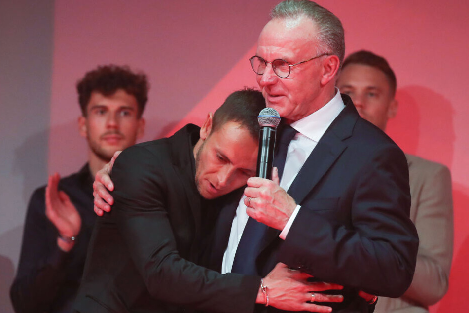 Rafinha, Spieler von Bayern München, und Karl-Heinz Rummenigge (r) feiern Sieg und Abschied bei einer Klub-internen Meisterfeier am Nockerberg.