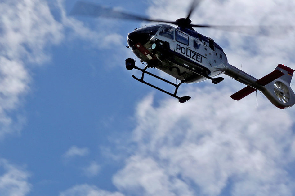 Mit Unterstützung durch einen Hubschrauber suchte die Polizei am Sonntagnachmittag nach den vier Insassen des verunglückten Renaults. (Symbolbild)