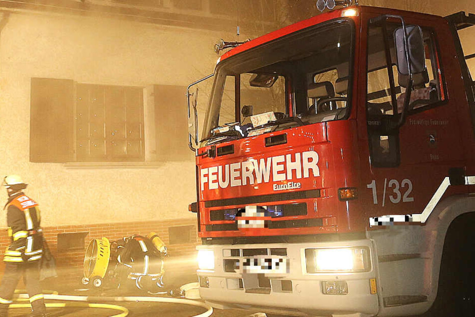 Die Feuerwehr konnte den Verletzten zwar bergen, dennoch starb er kurz darauf. (Symbolbild).