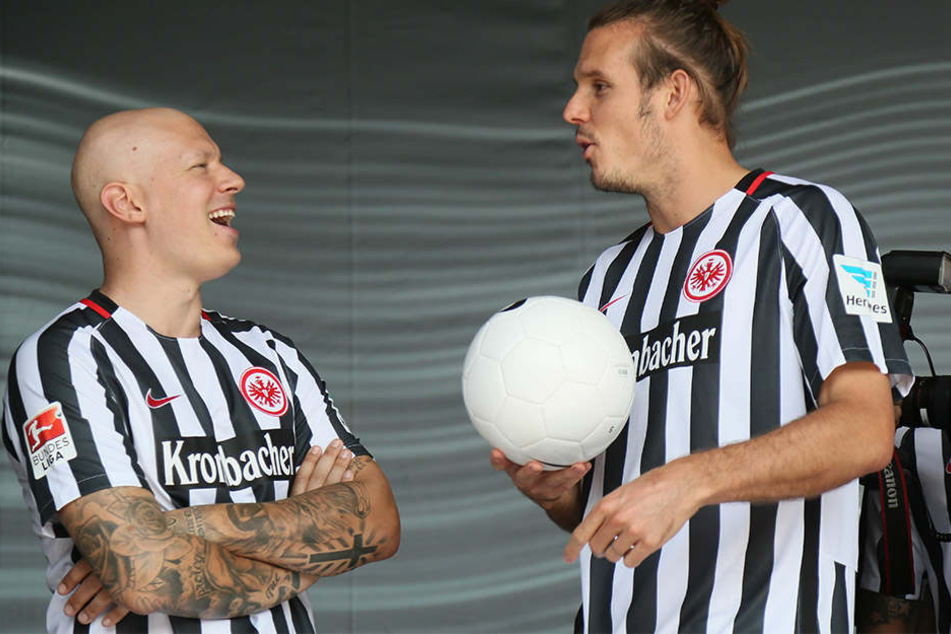 Das Lachen ist zurück bei Marco Russ (links), der hier mit seinem Teamkollegen Alex Meier (29) scherzt.