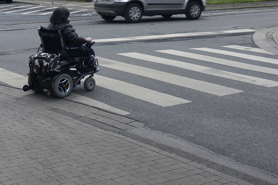 Der Rollstuhlfahrer war plötzlich von der Unfallstelle verschwunden. (Symbolbild)