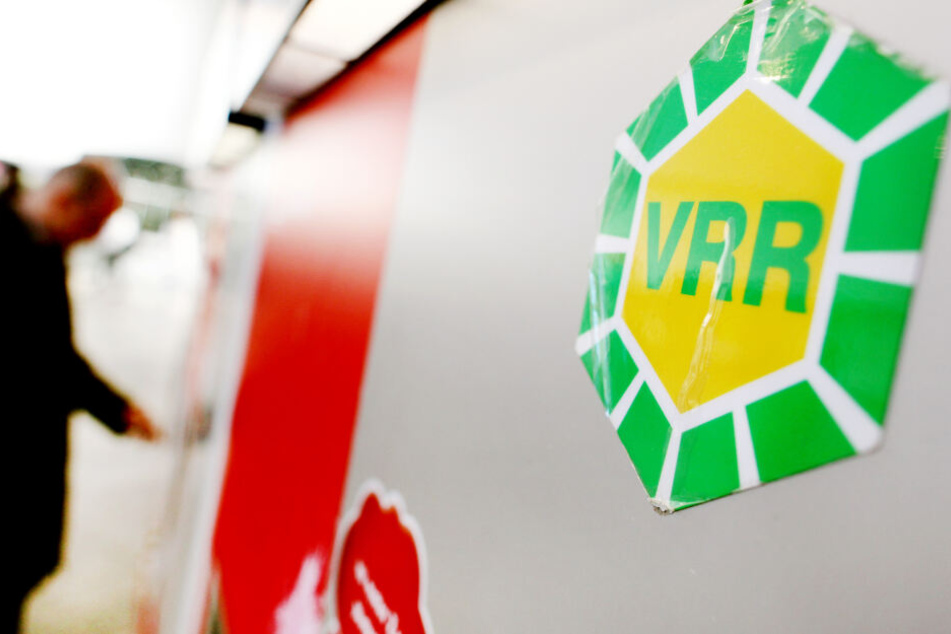 Das VRR-Logo klebt am an einem Fahrkartenautomaten im Hauptbahnhof in Düsseldorf.