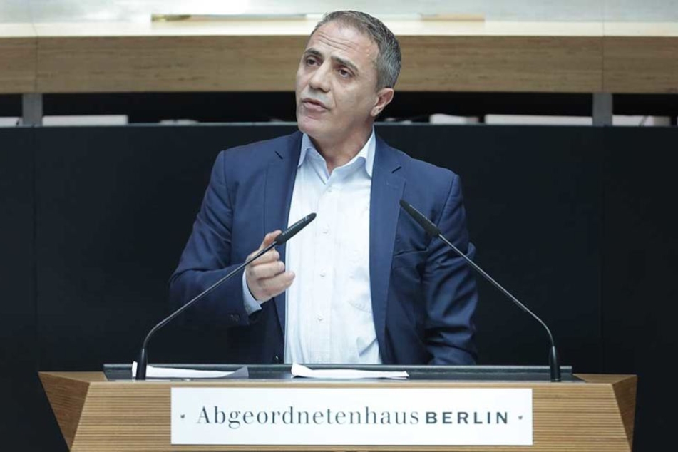 Der Berliner Linken-Abgordnete Hakan Tas ist gegen eine Verlängerung der Wohnsitzauflage. Flüchtlinge sollten dort leben können, wo sie wollen.