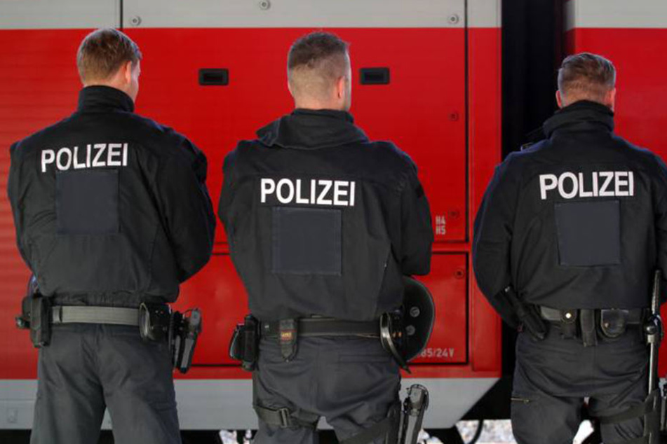 Polizisten rückten an, um den verdächtigen Koffer zu untersuchen.