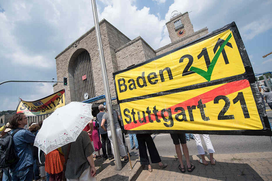 Gegner des Projekts hielten eine Kundgebung ab, um danach in einem Demonstrationszug durch einen Teil der Innenstadt zu ziehen.