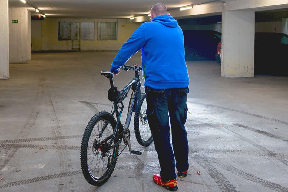 Auf sein Fahrrad ist Facharbeiter René J. (40) allein schon wegen seines
Arbeitsweges angewiesen.