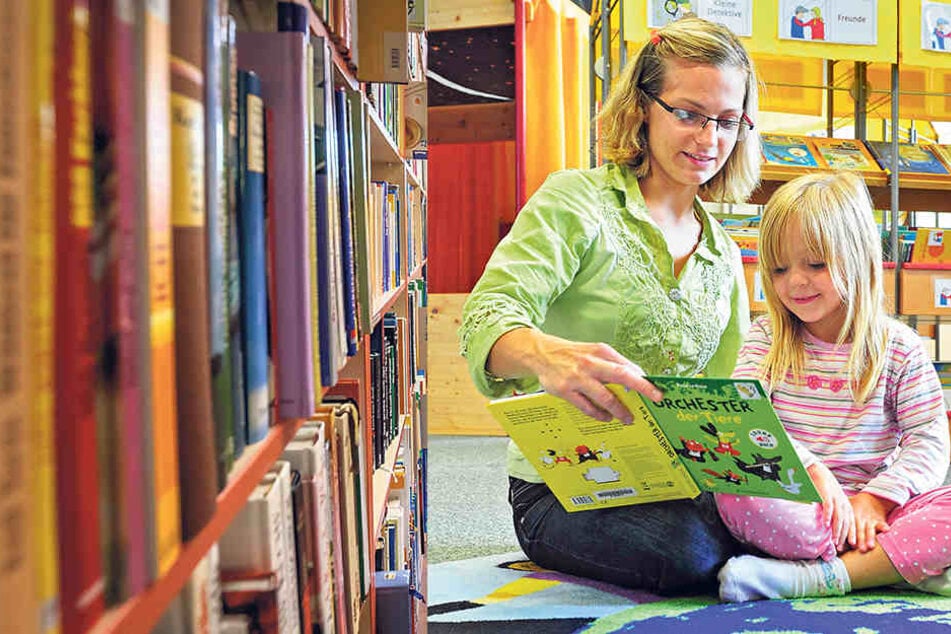 Nancy Schreiber (26) und Töchterchen Mia (5)möchten in der Stadtbibliothek nicht nur Bücher entleihen. Sie verweilen hier auch gern zum Lesen und Spielen.