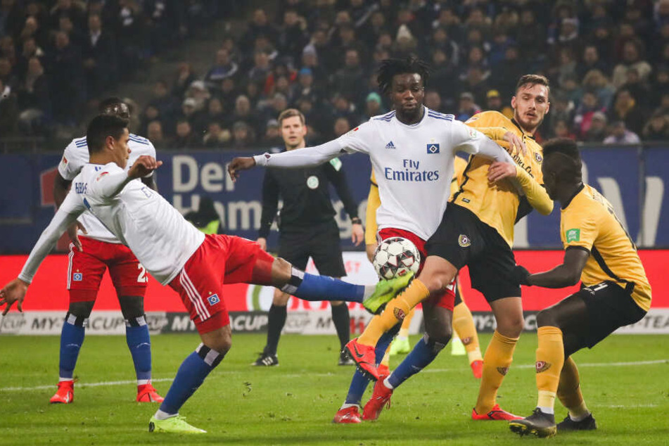 Jede Menge los im HSV-Strafraum: Douglas Santos (l.) und Bakery Jatta klären gegen Linus Wahlqvist und Moussa Koné (r.).
