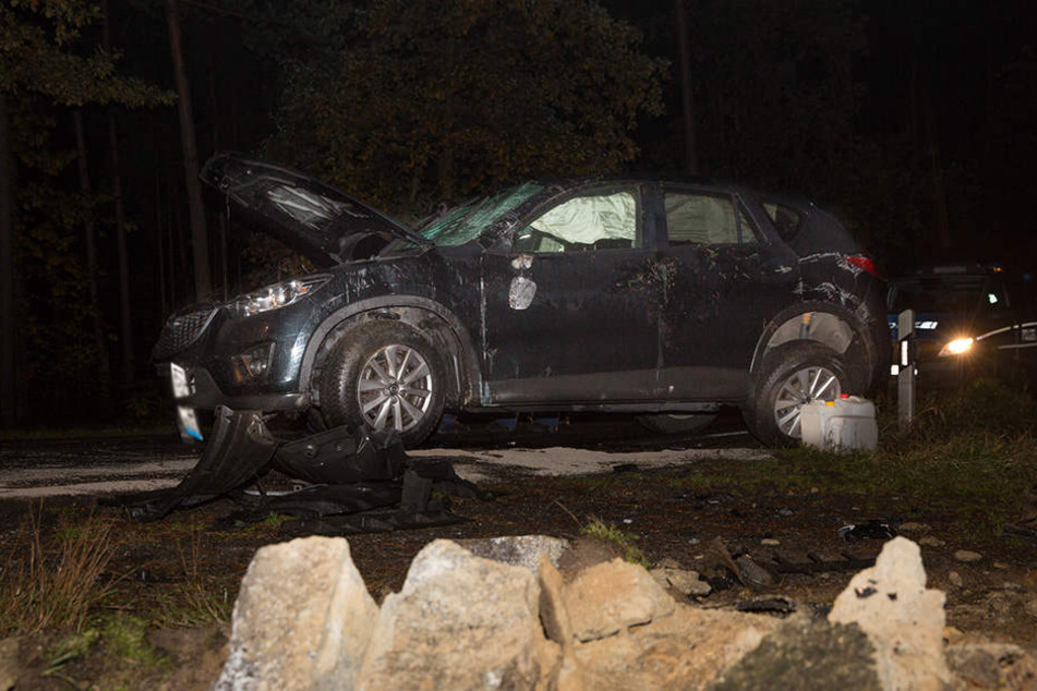 Der Fahrer kam mit seinem Mazda von der Straße ab, landete im Graben und kollidierte mit einer Steinvbrücke.