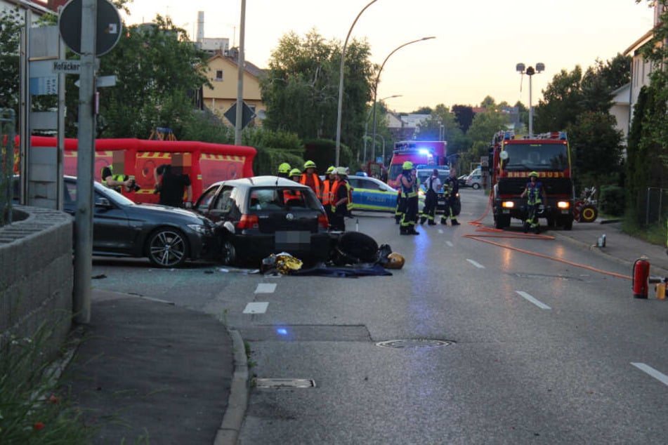 Zwei Autos und ein Motorrad sind zusammengestoßen.
