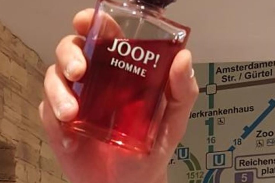 Der Tatverdächtige griff zu einer Parfümflasche.