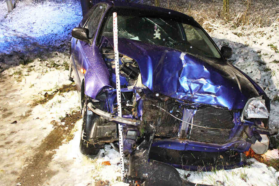 Der Wagen musste nach dem Unfall abgeschleppt werden.