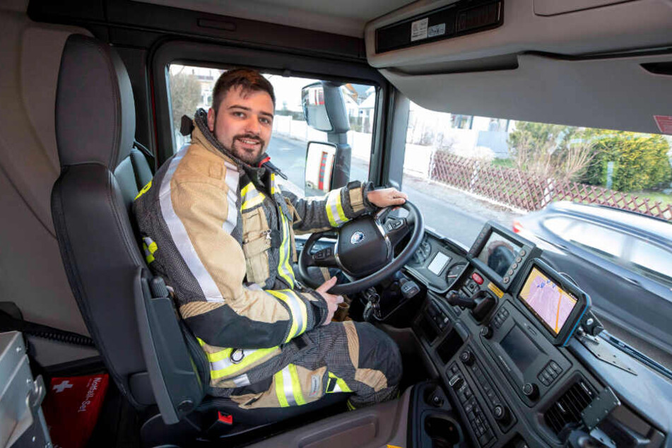 Maschinist Paul Pahler (29) darf den mehr als eine halbe Million Euro teuren Rüstwagen nun steuern.