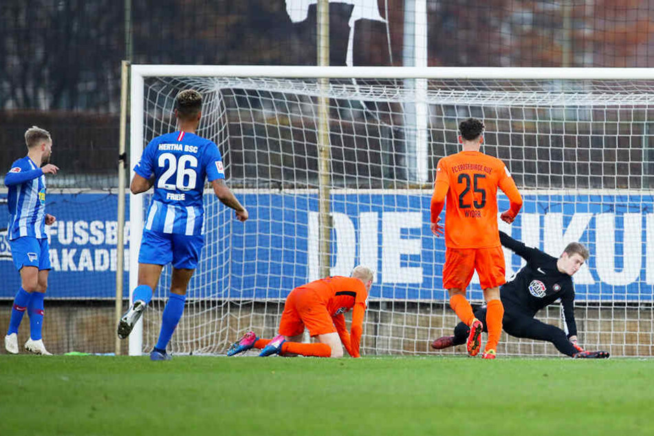 Pascal Köpke (l.) beim Spiel gegen die Auer Ex-Kollegen. Hier versiebt der Herthaner eine Torchance.