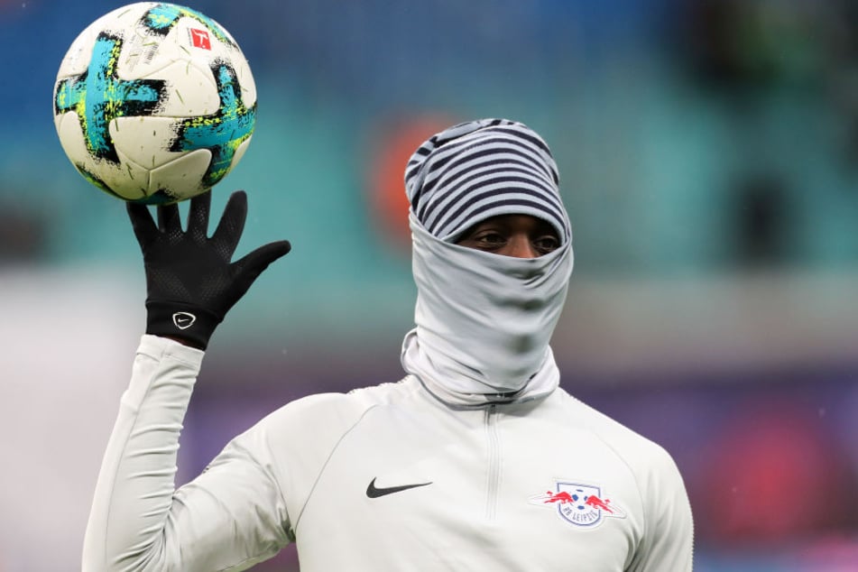 Guckguck, wen haben wir denn da? Stürmer Jean-Kevin Augustin war es wohl trotz Aufwärmen zu kalt.