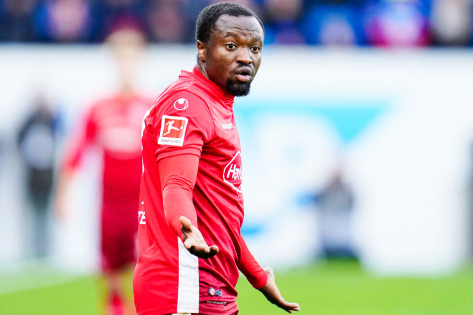 Fragender Blick bei Bernard Tekpetey: Der Flügelflitzer verschlief das Frühstück und wurde von Funkel aus dem Kader für das Testspiel gegen Twente Enschede gestrichen.