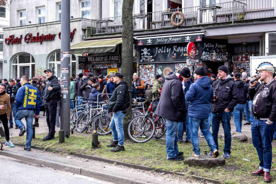 St.-Pauli- und Frankfurt-Fans geraten aneinander: Polizei gibt Warnschuss ab!