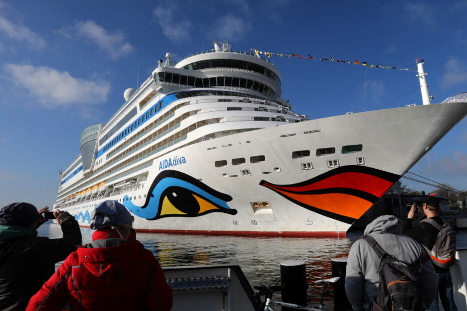 Die AIDAdiva wird im Hafen von Schaulustigen fotografiert. (Symbolbild)