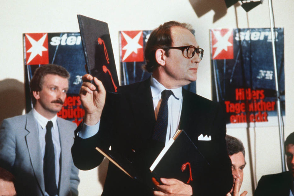 "Stern"-Reporter Gerd Heidemann präsentiert auf einer Pressekonferenz 1983 die angeblichen Hitler-Tagebücher.