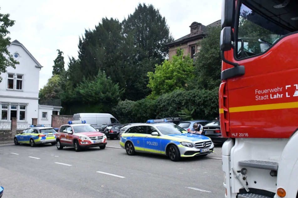 Rettungskräfte der Feuerwehr und Polizei im Einsatz.