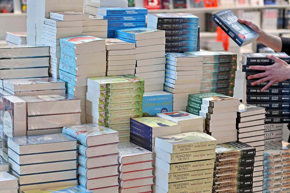 Keine Lust mehr auf Schmökern? In Deutschland kaufen und lesen immer weniger Menschen Bücher.