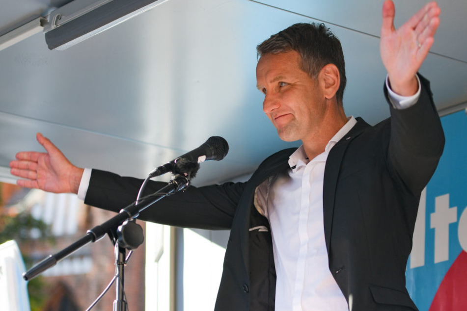 Der AfD-Bundesvorstand will ein Parteiausschlussverfahren gegen den umstrittenen Thüringer Landesvorsitzenden Björn Höcke einleiten.