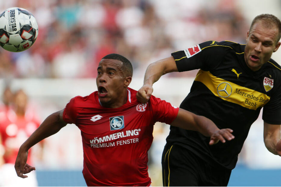 Der Mainzer Robin Quaison im Zweikampf mit VfB-Verteidiger Holger Badstuber in der