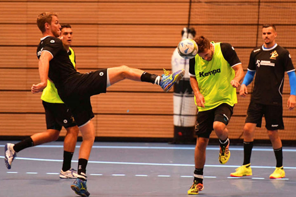 Hoch das Bein! Doppeltorschütze Nils Kretschmer (l.) gegen Sebastian Greß in Aktion.