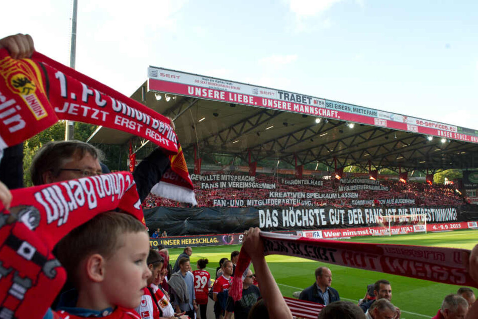 Beim letzten Heimspiel gegen RB Leipzig vor fast genau vier Jahren wurde mit diesen Spruchbändern protestiert.