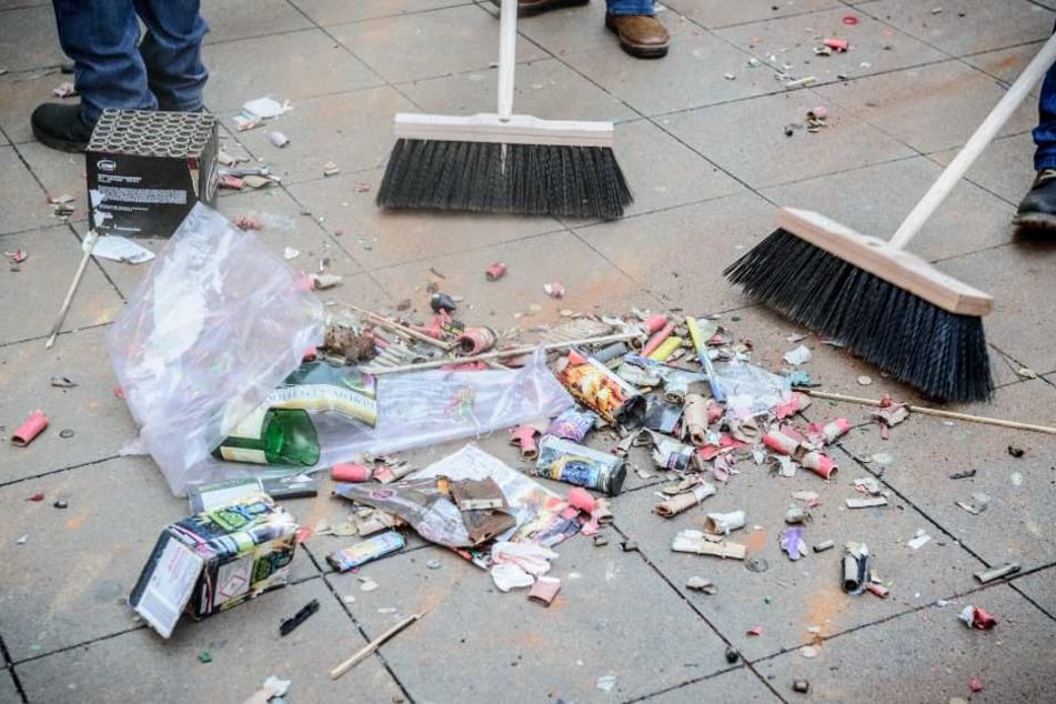 Die Bürger müssen ihre Böller-Abfälle selbst beseitigen. (Symbolbild)