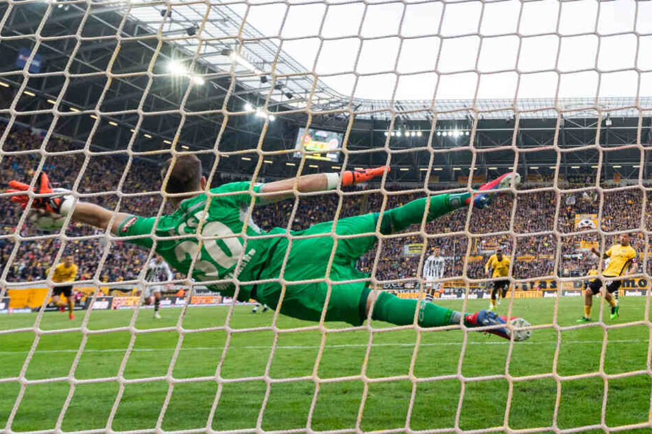 Robin Himmelmann war beim Strafstoß von Patrick Ebert ohne Chance.
