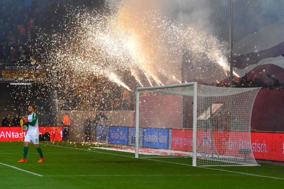Das Spiel begann mit reichlich Silvesteruntermalung aus dem K-Block.