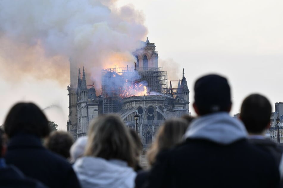Entsetzt mussten die Pariser Einwohner mit ansehen, wie ihr Wahrzeichen den Flammen zum Opfer fiel.