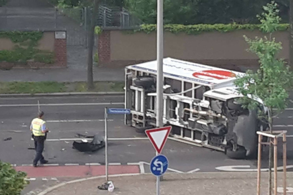Der Transporter kippte zur Seite und lag so stundenlang die Theresienstraße versperrend quer.