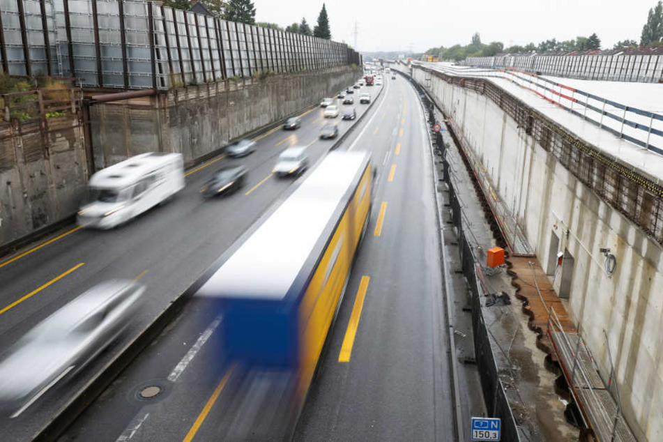 An der A7 bei Stellingen soll in diesem Jahr die erste Röhre des neuen Lärmschutzdeckels freigegeben werden (Archivbild).