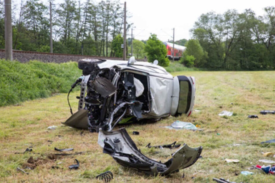 Das Auto wurde durch den Unfall auf ein angrenzendes Feld geschleudert. Der Fahrer wurde schwer verletzt.