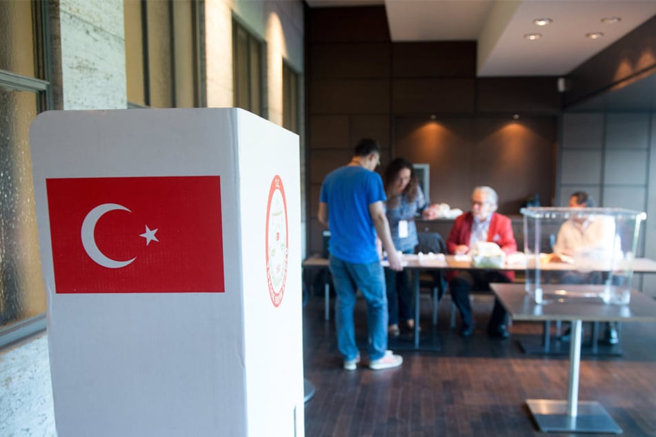 Wahlhelfer bereiten am 31.07.2014 im Olympiastadion in Berlin ein Wahllokal für die türkischen Präsidentschaftswahlen vor.