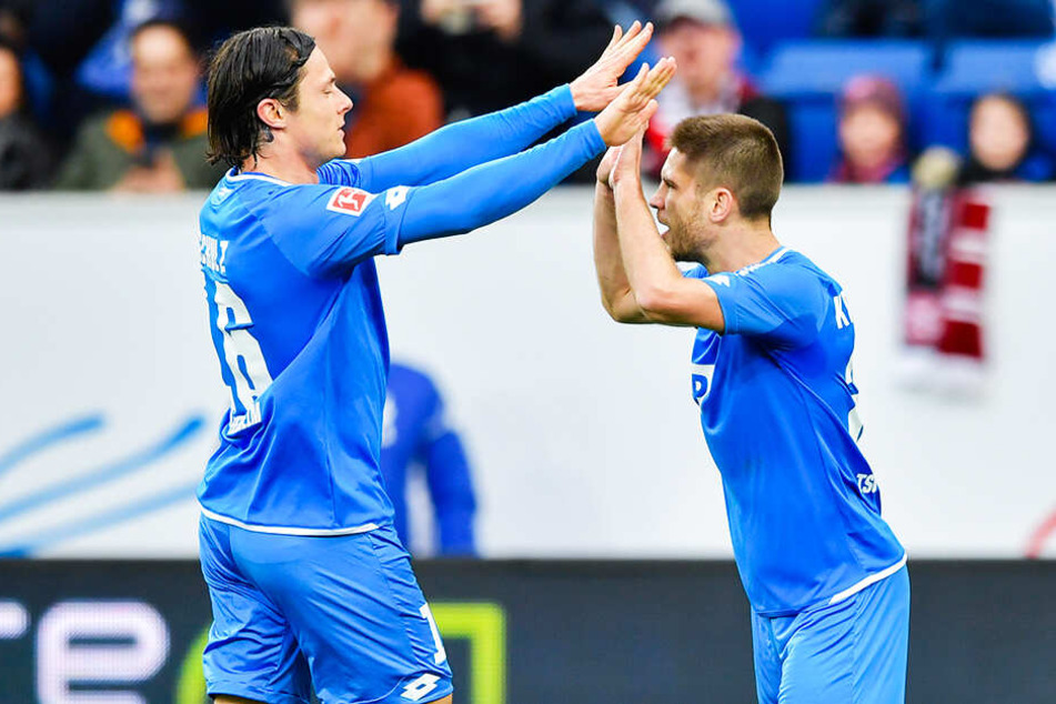 TSG-Kicker Nico Schulz (l.) klatscht Andrej Kramaric (r.) nach dessen Tor zum 1:0 ab.