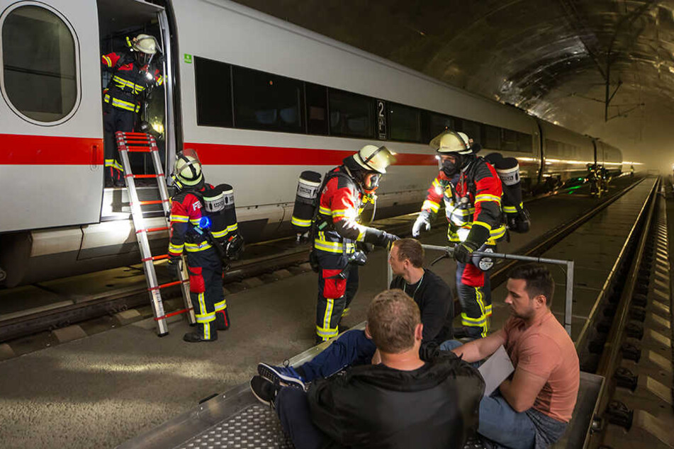 Einsatzkräfte der Feuerwehr retteten bis zu 40 "Verletzte" aus dem ICE.