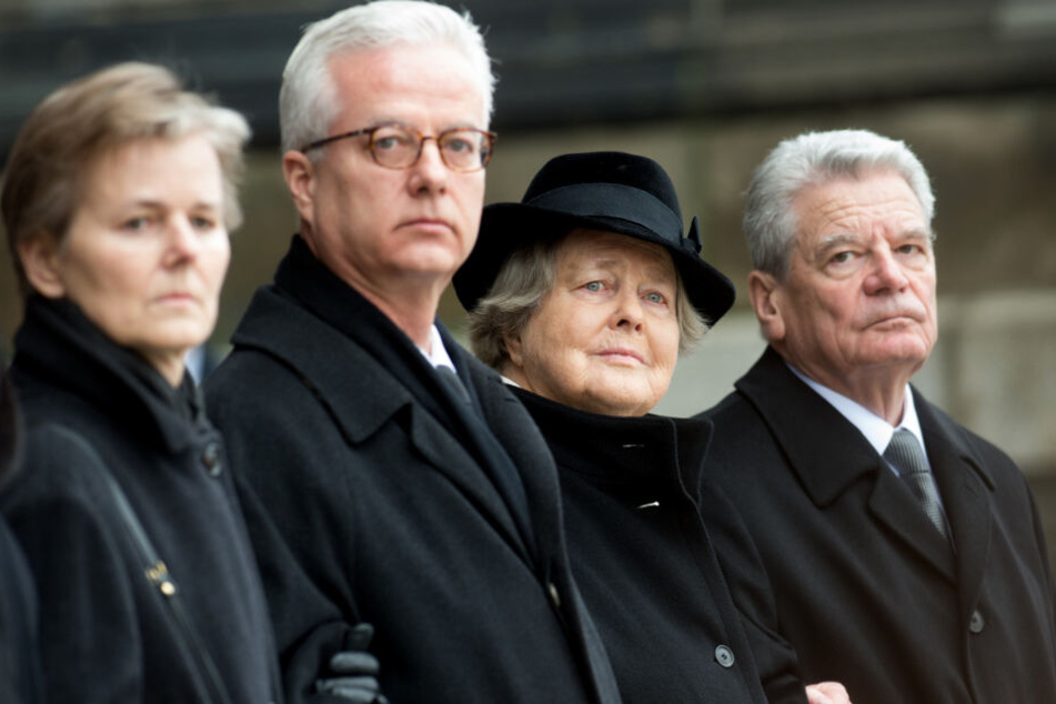 Marianne von Weizsäcker (2.v.r.), Joachim Gauck (r), sowie die Kinder von Richard von Weizsäcker, Fritz von Weizsäcker und Beatrice von Weizsäcker, stehen beim Staatsakt für den gestorbenen Bundespräsidenten von Weizsäcker am Berliner Dom.