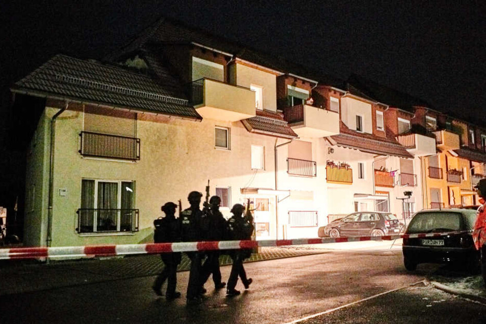 Zunächst gab es Meldungen, dass sich der Mann in seiner Wohnung mit Waffen und Chemikalien verbarrikadiert. Später wurde er tot aufgefunden.