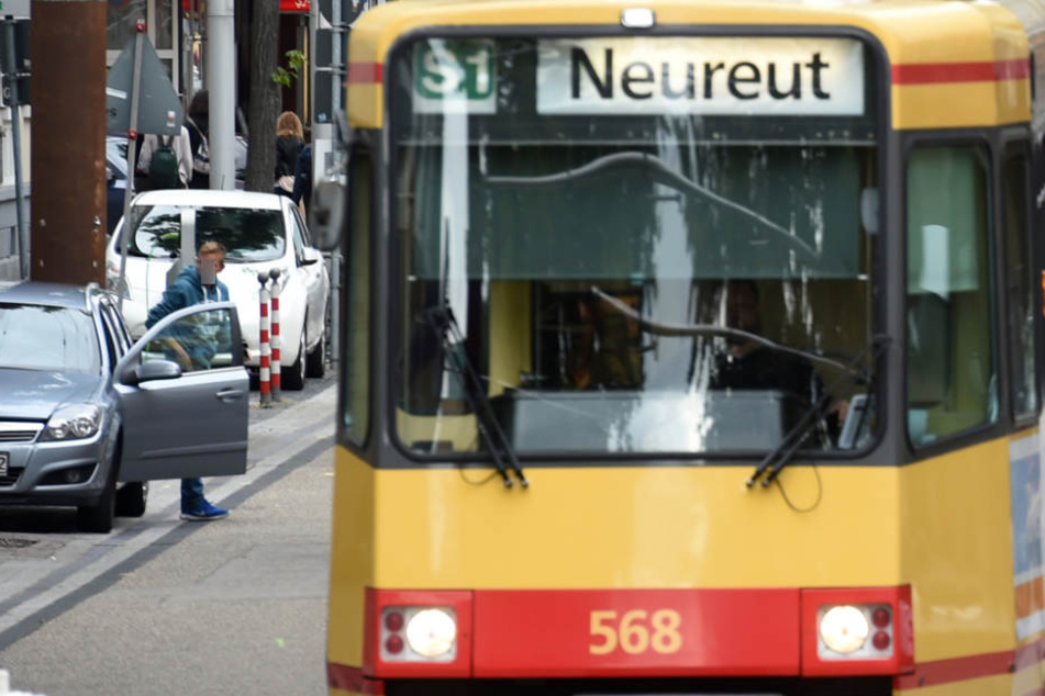 Eine Straßenbahn rollte über die Finger des Betrunkenen. (Symbolbild)