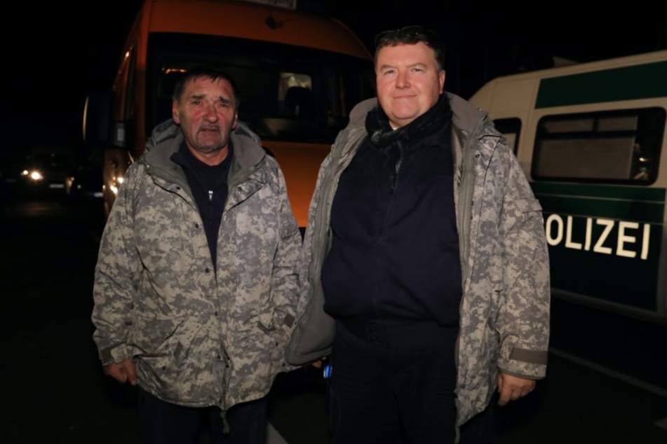 Die Sprengmeister Hans-Peter Schmidt (58, l.) und Holger Klemig (55) können mit der Entschärfung beginnen, sobald die Polizei die Evakuierung beendet hat.