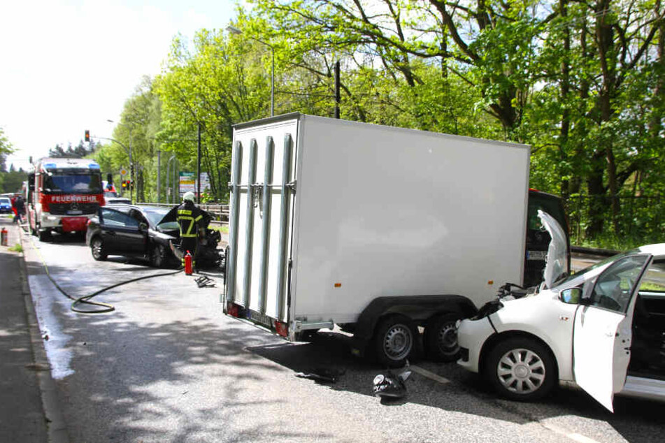 Mehrere Autos und ein Kleintransporter rasten auf der Rennbahnallee in Rostock ineinander.