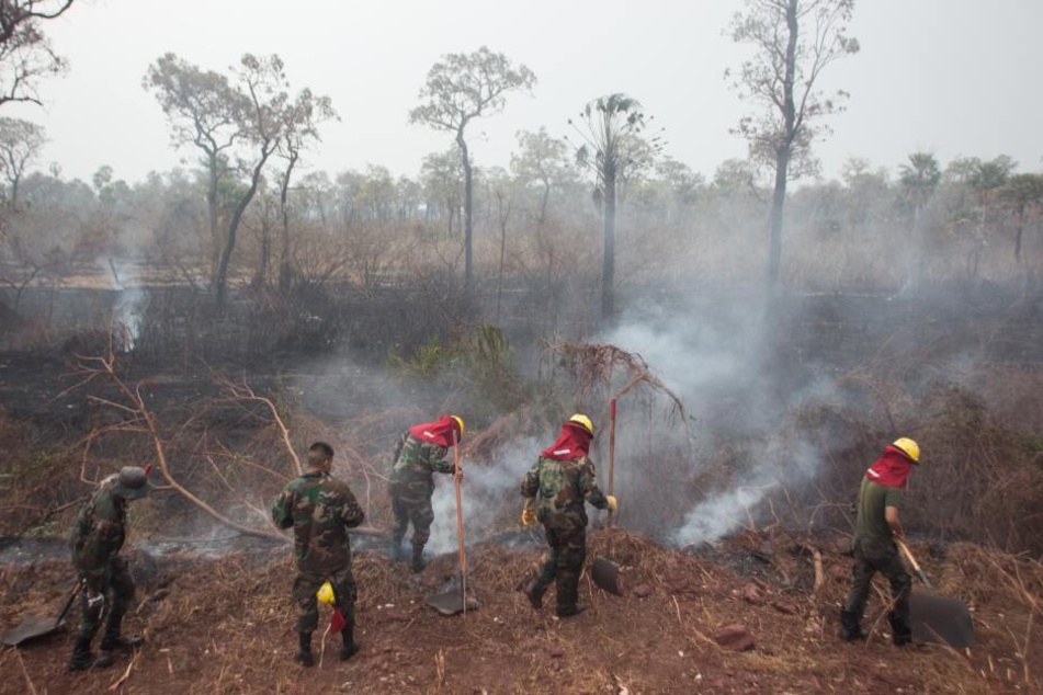 Feuerwehrleute sind während der Waldbrände im Amazonasgebiet in Otuquis (Bolivien) im Einsatz.