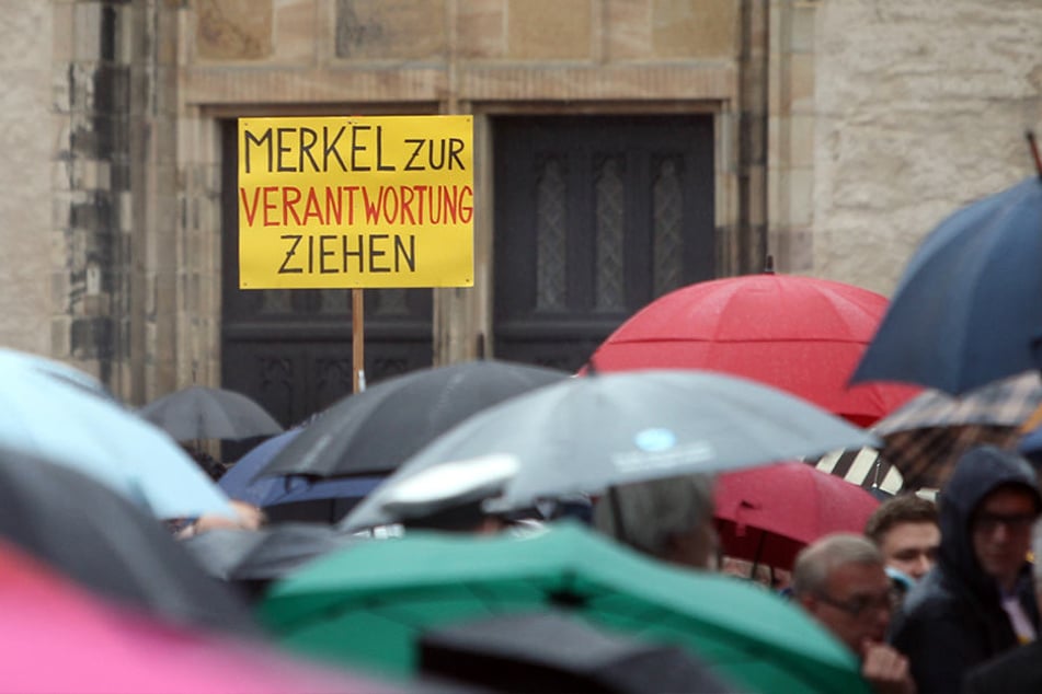 Auch Kritik an der Bundeskanzlerin wurde deutlich: "Merkel zur Verantwortung ziehen".